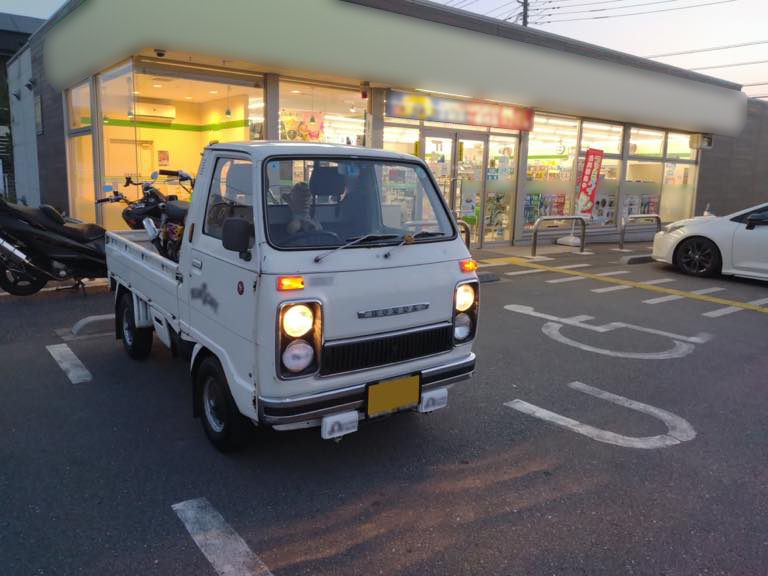 唯一、丸目四灯の軽トラック！