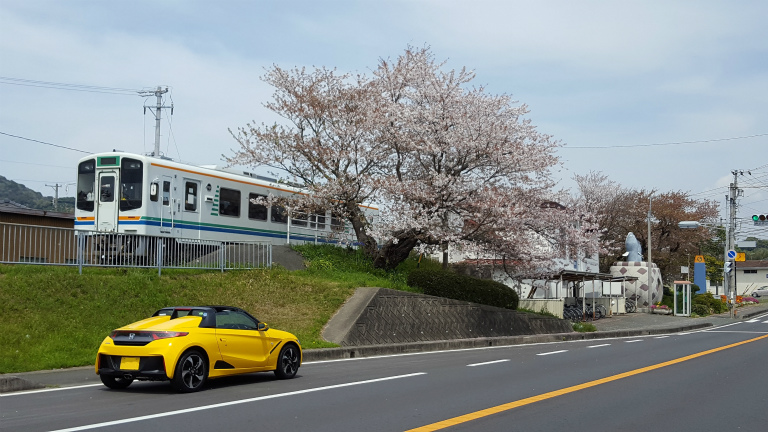 春、桜と列車と黄色い車