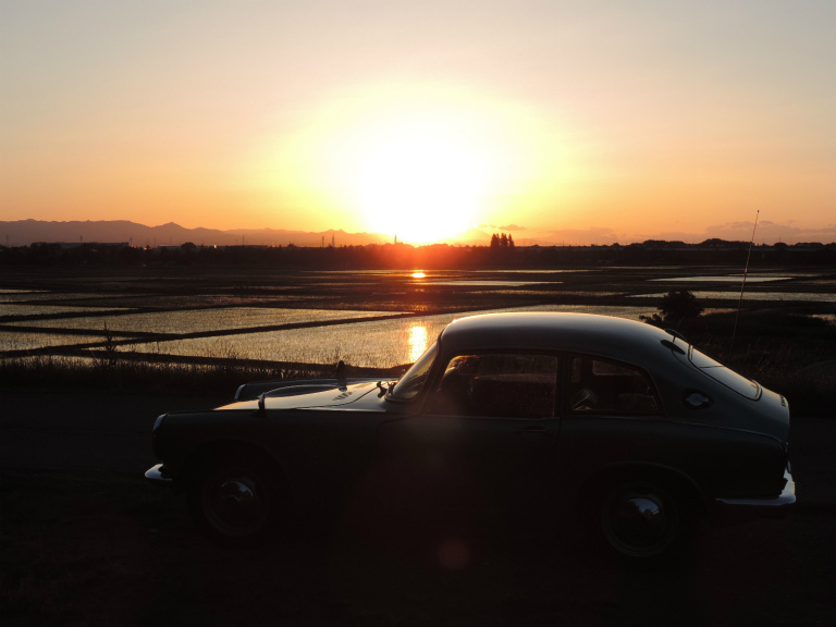 愛車と夕日