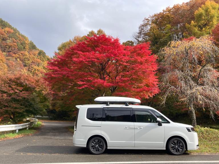 真っ赤な秋と真っ白な四角いステップ ワゴン