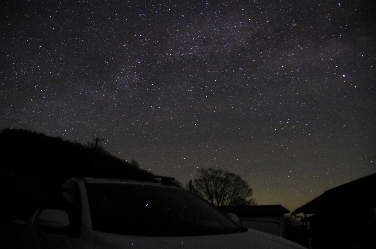 車に写る星の軌跡