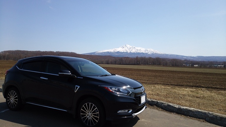 山頂の残雪とヴェゼル