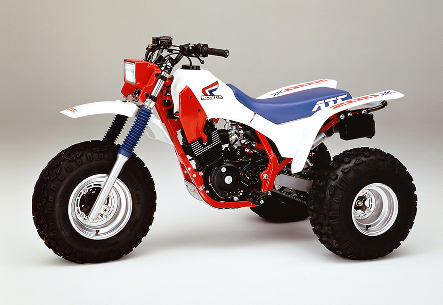 Honda 巾広い用途で好評のスポーツ用オフロード専用三輪バギー ホンダ Atc250r 0x を改良し発売 Honda 巾広い用途で好評のスポーツ用オフロード専用三輪バギー ホンダ Atc250r 0x を改良し発売