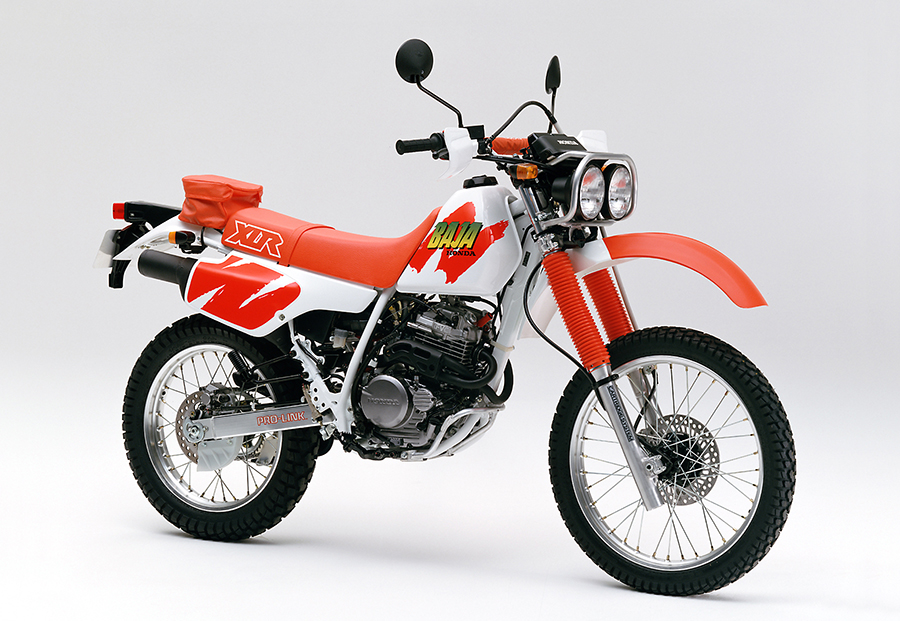 HONDA The Power of Dreams																																																																																																																																																																																																																									本格的なランドスポーツバイク「ホンダXLR250R」と「ホンダXLR BAJA(バハ)」の悪路走破性を向上させるとともに、カラーリングを一新し発売