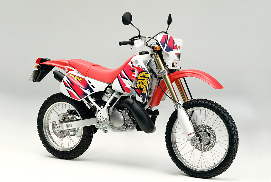 Honda 本格的なエンデューロ走行で優れた走破性を発揮する2サイクル ランドスポーツバイク ホンダcrm250r の使い勝手を向上させ発売