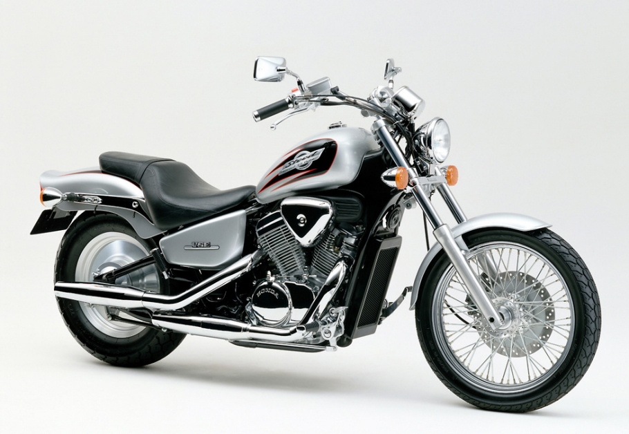 Honda アメリカンスタイルのスポーツバイク ホンダスティード 400 のエンジン出力特性を向上させるとともにワイルドなイメージの ホンダ スティードvse を追加し発売