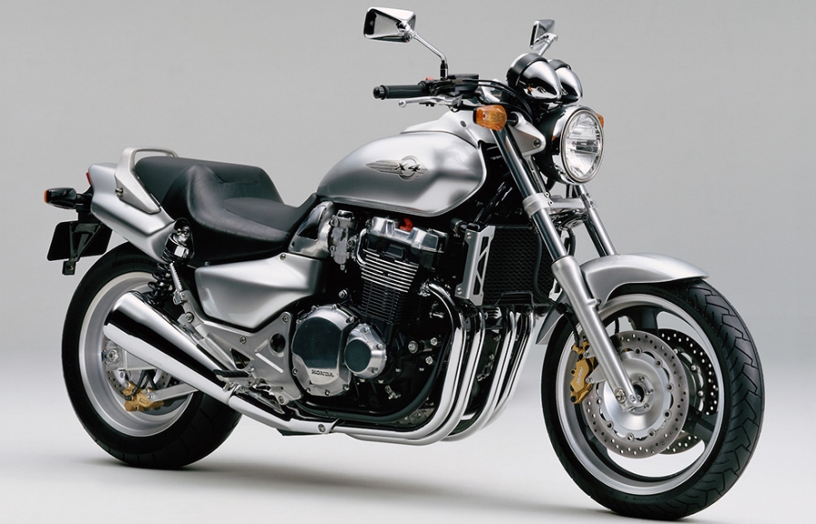 Honda 力強い走り味を実現する1300ccエンジンを搭載した精悍で迫力あるフォルムのカスタムスポーツバイク ホンダ X4 に新色を追加し発売