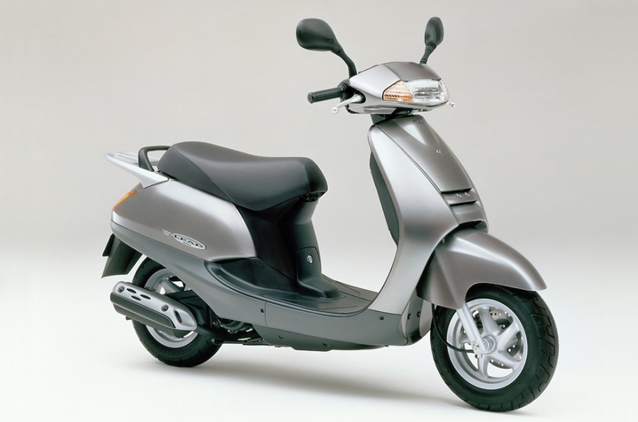 Honda 高級感あふれるメットインスクーター ホンダ リード シリーズをフルモデルチェンジするとともに 国内で初めて二輪車排出ガス規制に適合させ発売