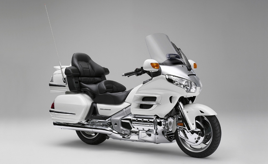HONDA The Power of Dreams .cls-1,.cls-2{stroke-width:0px;}.cls-2{fill:#c00;} 1800cc米国製大型スポーツツアラー「ゴールドウイング」をマイナーモデルチェンジし、新排出ガス規制に適合させ発売