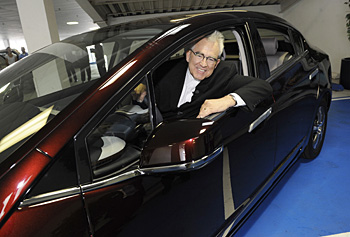 ロン・イェクサさんと新型燃料電池車「FCXクラリティ」 ロン・イェクサさんと新型燃料電池車「FCXクラリティ」