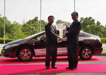 福岡県庁での「FCXクラリティ」納車式