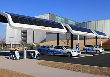 実証実験車両とソーラー充電ステーション 実証実験車両とソーラー充電ステーション