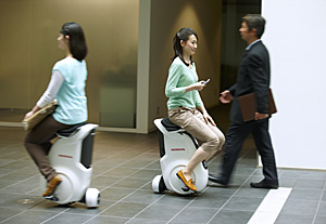 人が行き交う屋内空間での利用シーン 人が行き交う屋内空間での利用シーン