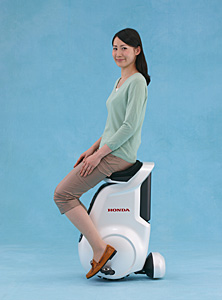UNI-CUB 乗車シーン(横) UNI-CUB 乗車シーン(横)