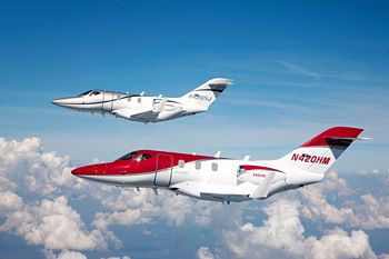 HondaJet認定試験用初号機(シルバーの機体)と 3号機(赤い機体)の飛行の様子 HondaJet認定試験用初号機(シルバーの機体)と 3号機(赤い機体)の飛行の様子
