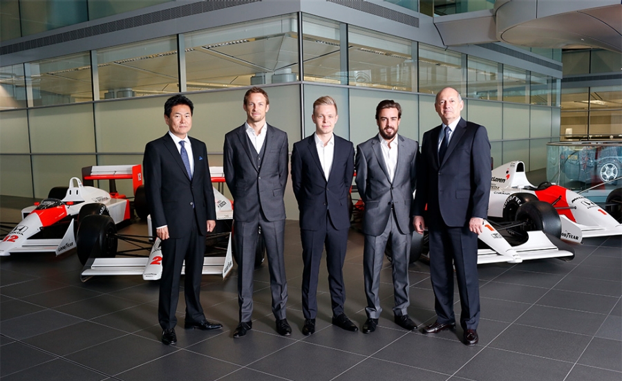 （左から）新井 康久、ジェンソン・バトン選手、ケビン・マグヌッセン選手、フェルナンド・アロンソ選手、ロン・デニス CEO