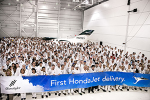 HondaJetの引き渡し開始を祝うHACIの従業員 HondaJetの引き渡し開始を祝うHACIの従業員