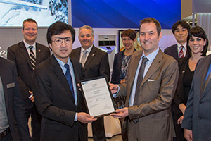 欧州型式証明書を掲げるEASAスティーブン・ヒギンズ氏とHACI藤野社長 欧州型式証明書を掲げるEASAスティーブン・ヒギンズ氏とHACI藤野社長