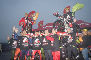 小川友幸(上段左側)とチームメンバー 小川友幸(上段左側)とチームメンバー