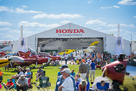 EAA AirVentureで展示されるHondaJet EAA AirVentureで展示されるHondaJet
