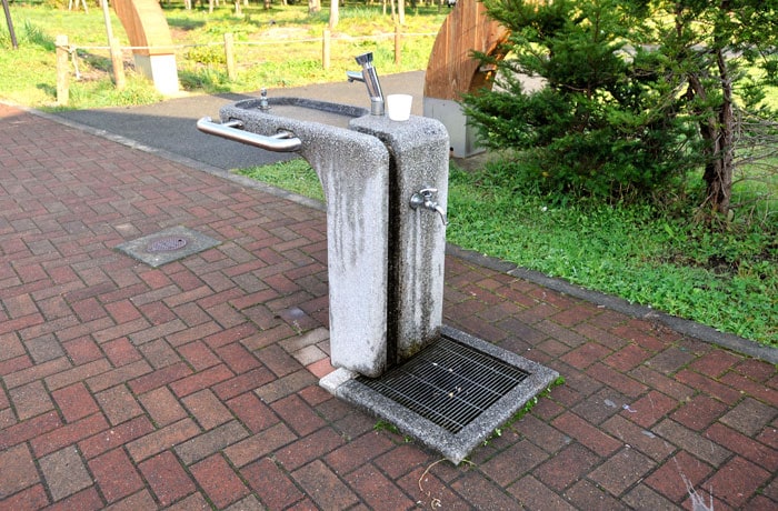 遊歩道の入り口近くに、水飲み場があります。