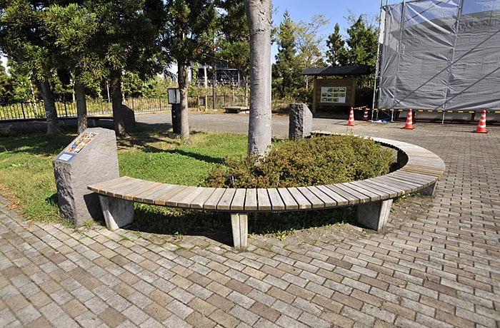 ベンチに座ったり、木陰で休憩もできます。