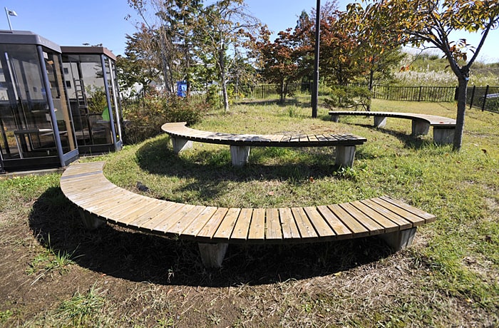 緑地でお散歩をしたり、ベンチでゆっくり休憩しましょう。