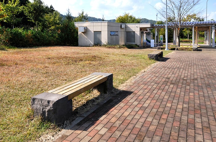 緑地でお散歩した後は、こちらのベンチで休憩できますよ。