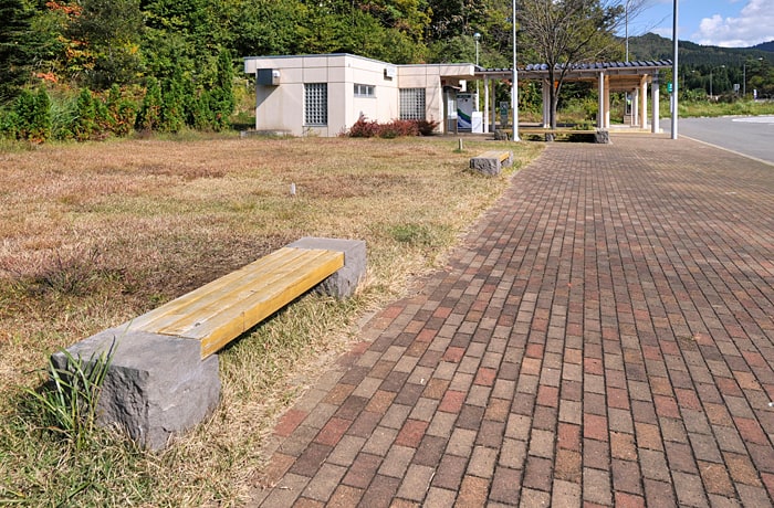 ベンチに座ってのんびり休憩しましょう。