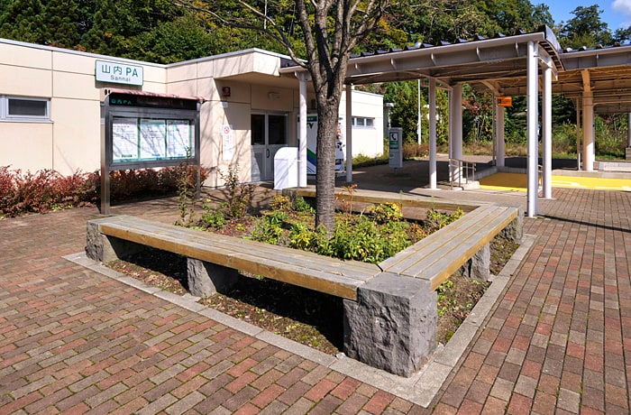 建物の前にも、ベンチが設置されていますよ。