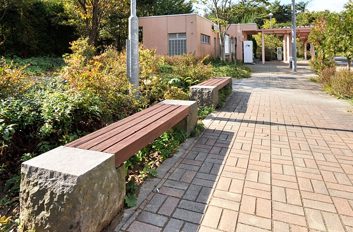 建物前の通路も広いので、大型犬でも安心して歩けます。