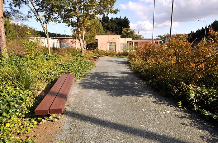 建物近くの通路も、お散歩ができそうです。