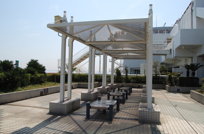 ペット専用水飲み場の横にはベンチが設置されています。