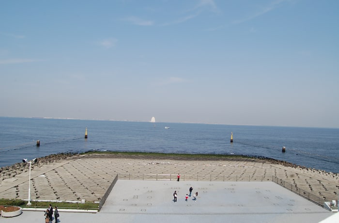 海はすぐそこ！人工島に作られたパーキングエリアです。