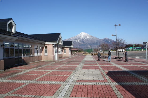 歩道が広く、開放的な空間です。車には十分気をつけましょう。