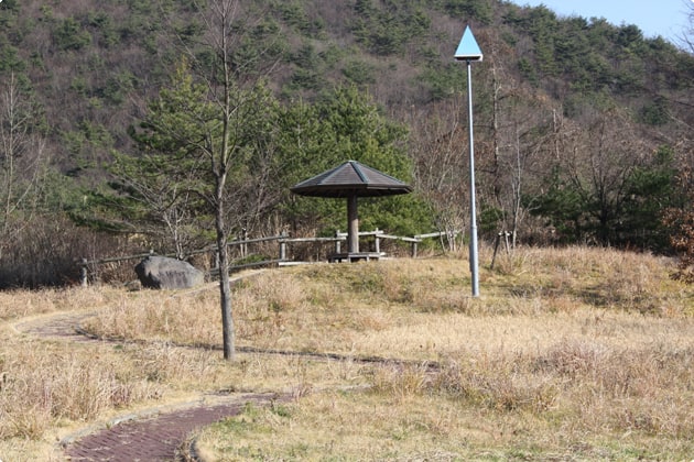 ちょっとしたハイキングコースの先にはあずまやもありますよ。