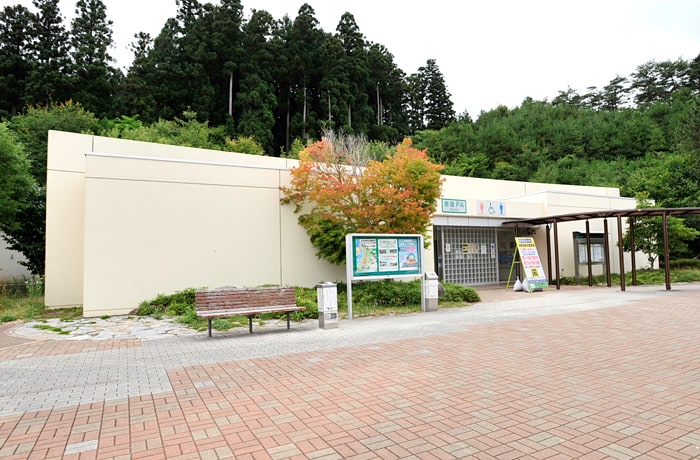 緑に囲まれたパーキングエリアです。