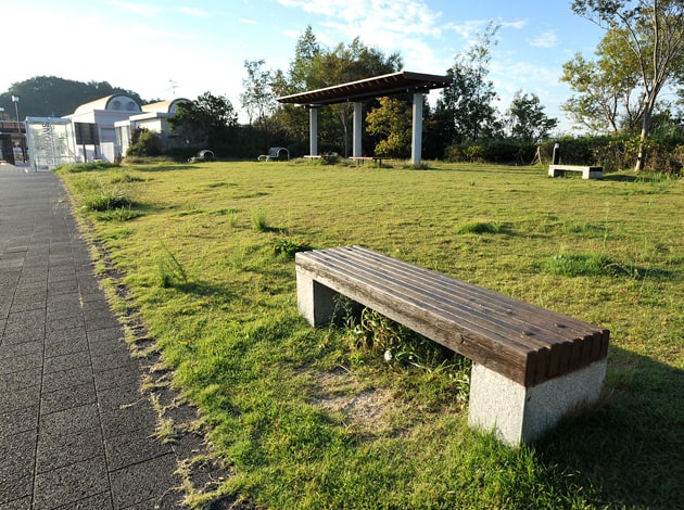 緑地でひと休みできますよ。