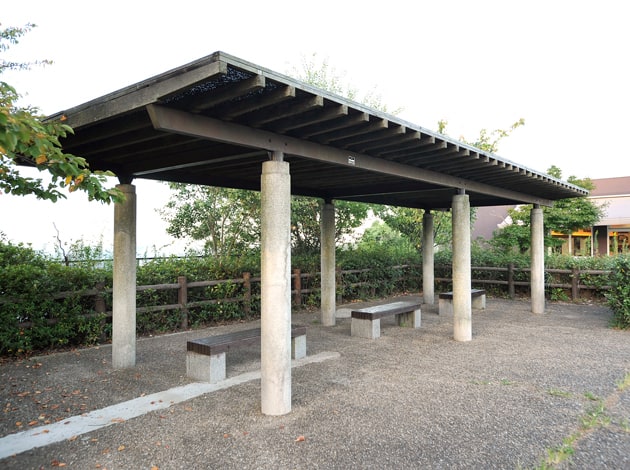 建物隣りにも屋根付きのベンチがあります。