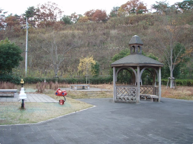 ベンチやあずま屋が設置された緑地。