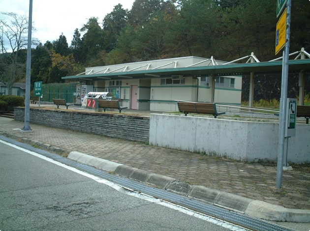 建物周辺にベンチが設置され、ひと休みすることができます。