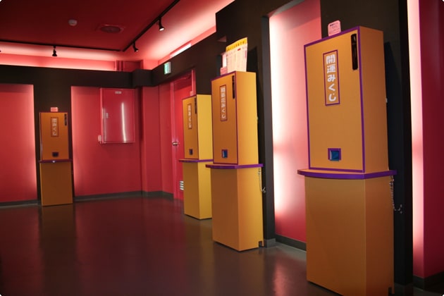 店内にはおみくじロードが。実はここ、おみくじ自販機発祥地なんです！
