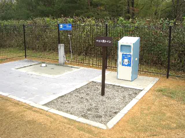 わんこの水飲み場、専用のごみ入れ、わんこ用のトイレです。