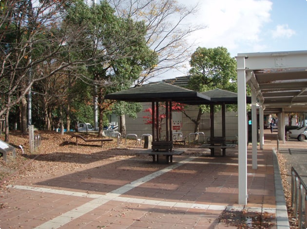 木々に囲まれた緑地の横にあずまやがあり、わんこのトイレ休憩やベンチに腰かけてひと休みすることができます。