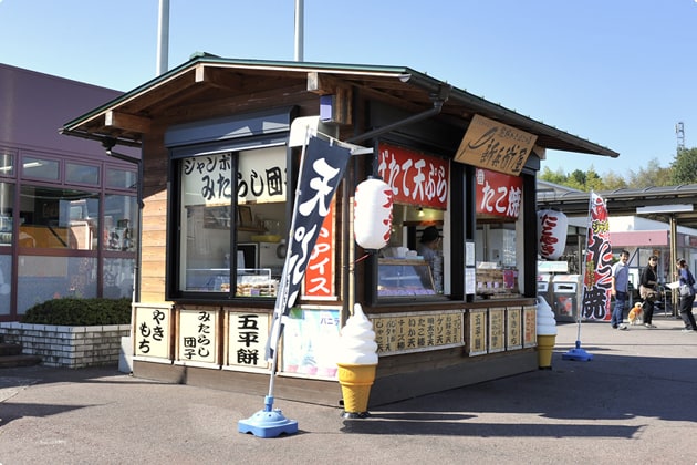 屋台の「新兵衛屋」ではみたらし団子や揚げたて天ぷらを購入できます。