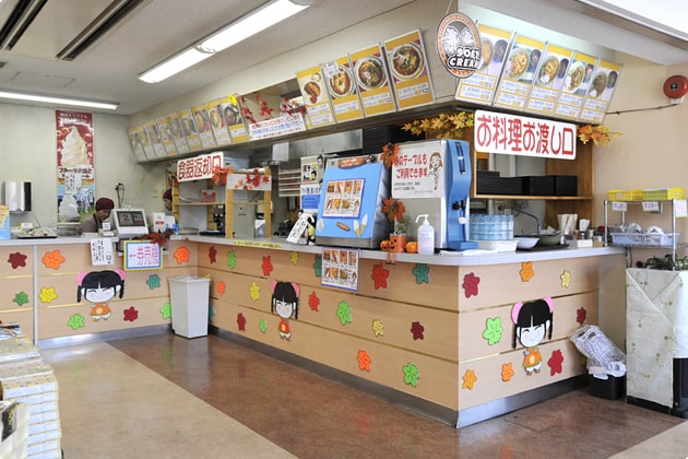 スナックコーナーでは丼ものや麺類が24時間食べることができます。