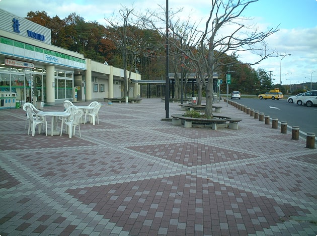 広い歩道には、テラス席やベンチが点在しています。