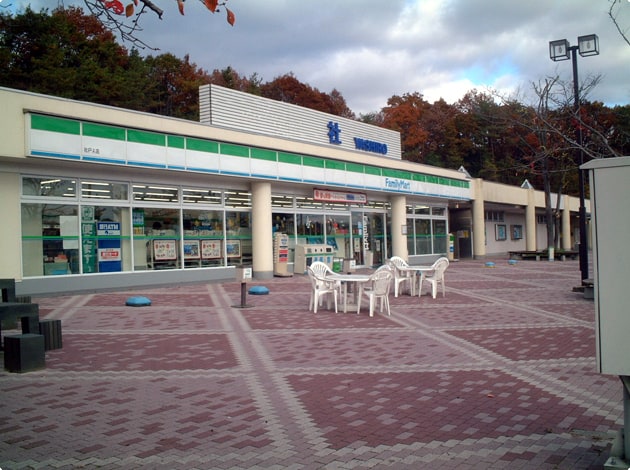 お弁当やお土産など、品揃え豊富なファミリーマートがあります。