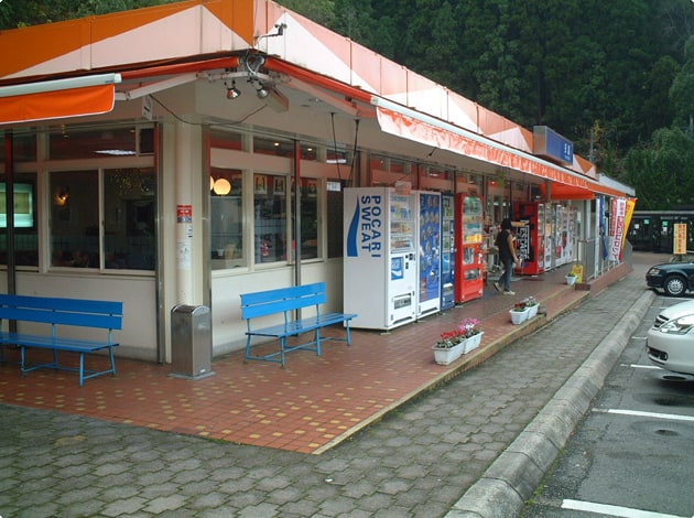 売店の前に、ベンチが点在しています。