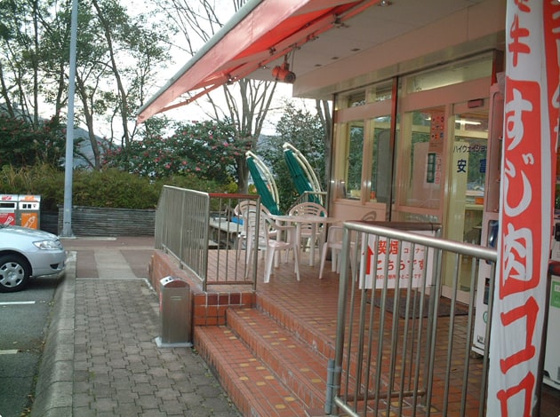 売店の前にイスとテーブルが設置されています。